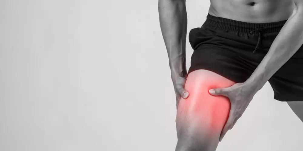 ما هي أعراض ألم الفخذ فوق الركبة؟