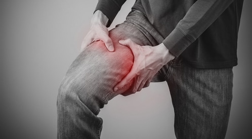 ألم في الفخذ فوق الركبة وما هي طرق علاجه؟
