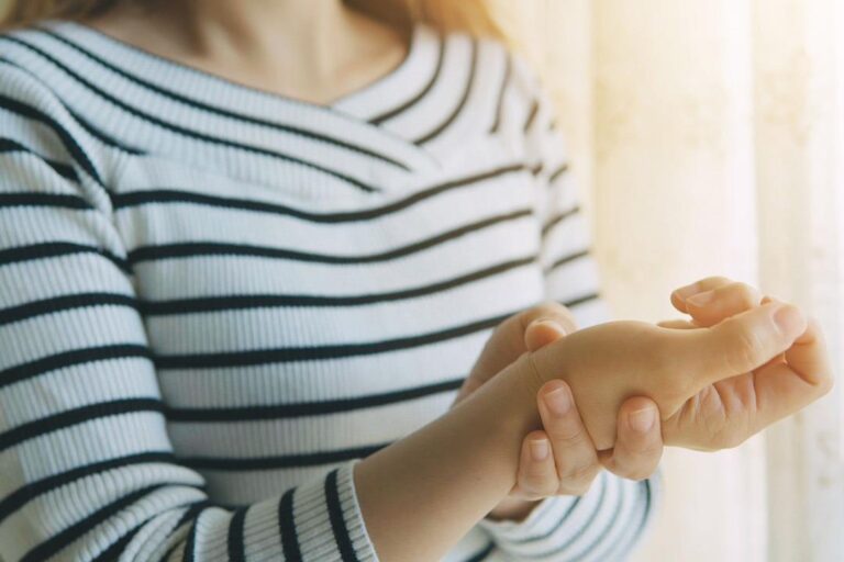 ما هي اعراض تيبس العظام؟