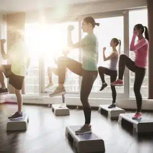 مد الذراع مع النزول خطوة