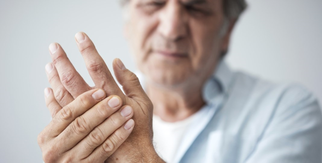 ما هي اعراض التهاب مفاصل اليد؟ وما هي اسبابه؟