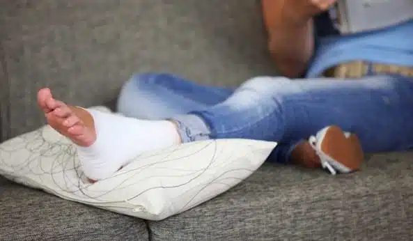 ما هي أسباب التواء الكاحل؟