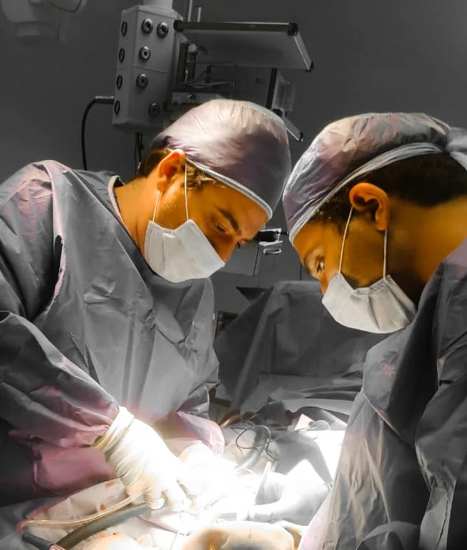 دكتور عمرو امل من غرفة العمليات اثناء اجراء جراحة لأحد حالاته