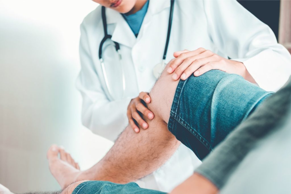 متى يتم التوجه إلى طبيب عظام تخصص ركبة مباشرة؟