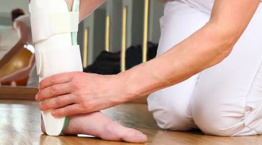 متى يستطيع الشخص المشي بعد عملية تثبيت مفصل الكاحل؟