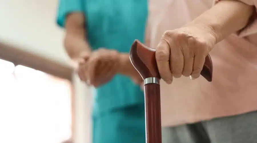 متى يستطيع المشي بعد عملية كسر الحوض؟