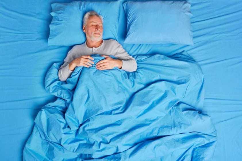 ما هي طريقة النوم الصحيحة لمرضى الانزلاق الغضروفي؟ وكيف تتخلص من ألم أسفل الظهر خلال النوم؟