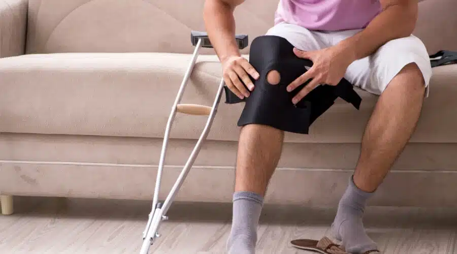 متى استطيع المشي بعد عملية منظار غضروف الركبة؟