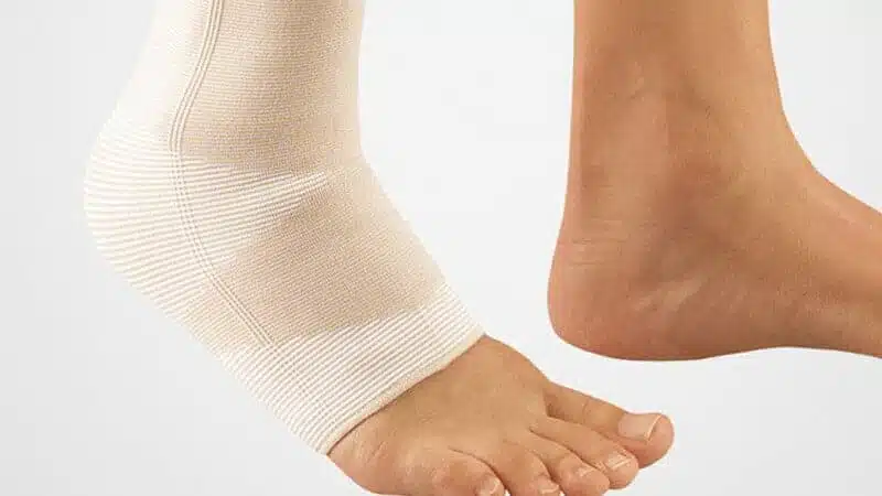 هل تمزق اربطة الكاحل يحتاج جبس؟
