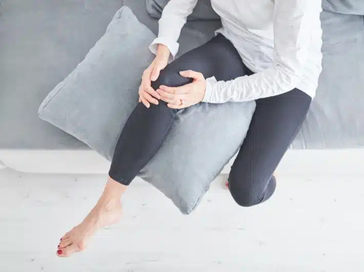 ألم الركبة عند ثنيها وفردها لماذا وما العمل