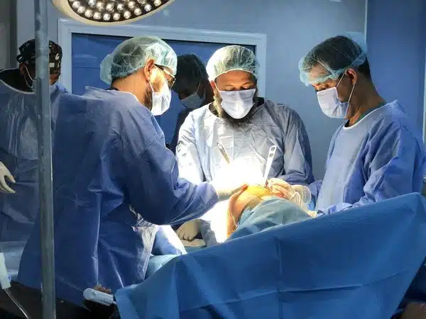 قسم جراحة العظام والمفاصل يجري مجموعة من العمليات الجراحية