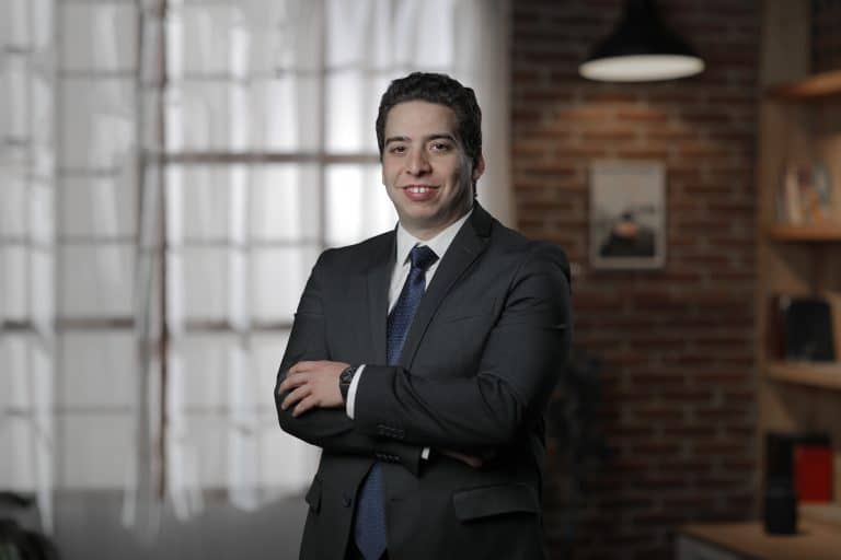 دكتور عمرو أمل استشاري جراحة العظام والمفاصل