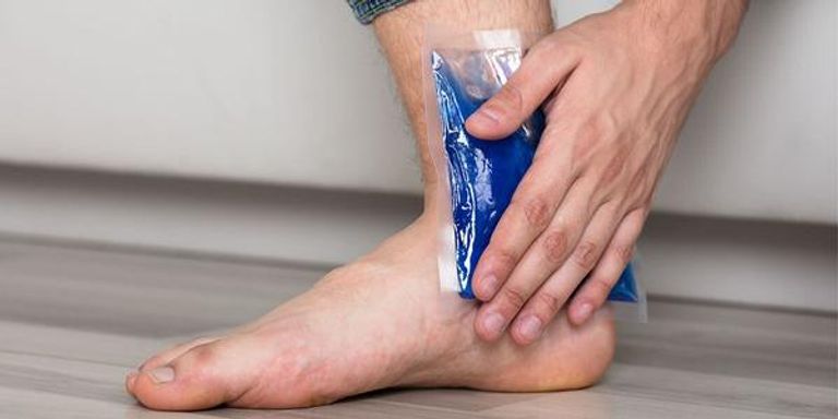 تورم القدم بعد العملية الجراحية: الأسباب والعلاج ومتى يجب القلق؟