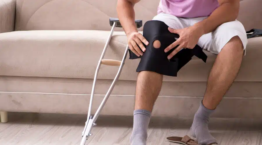 المشي بعد عملية غضروف الركبة: دليل التعافي الكامل