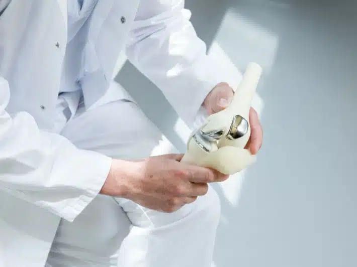 دليلك الكامل لمفصل الركبة الاسلامي الصناعي: الأنواع والتقنيات الحديثة